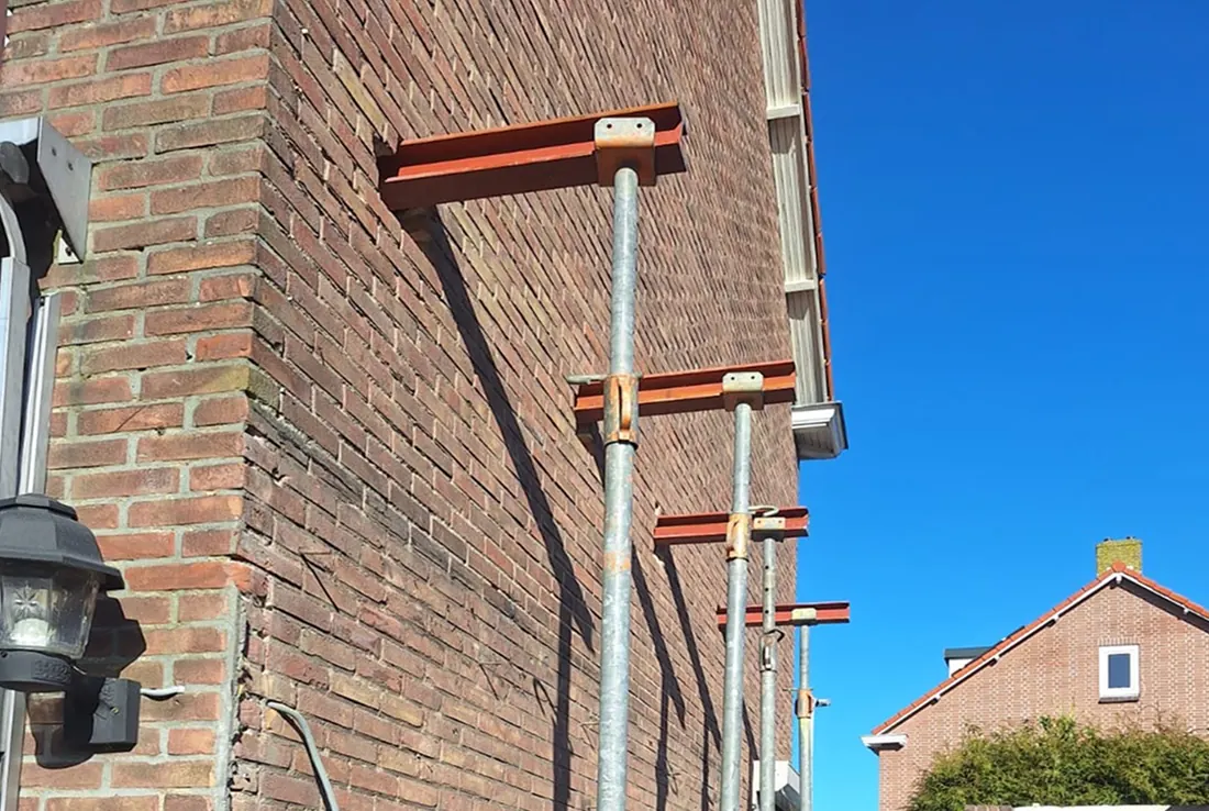 Stalen draagbalken gemonteerd in een gemetselde gevel