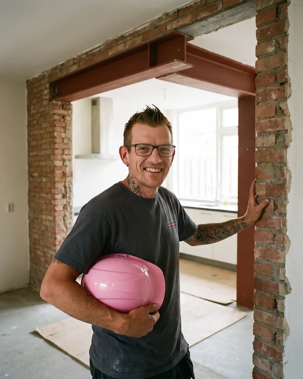 Afgeronde doorbraak met zichtbare stalen draagbalk, een medewerker van Draagbalken.nl kijkt tevreden toe