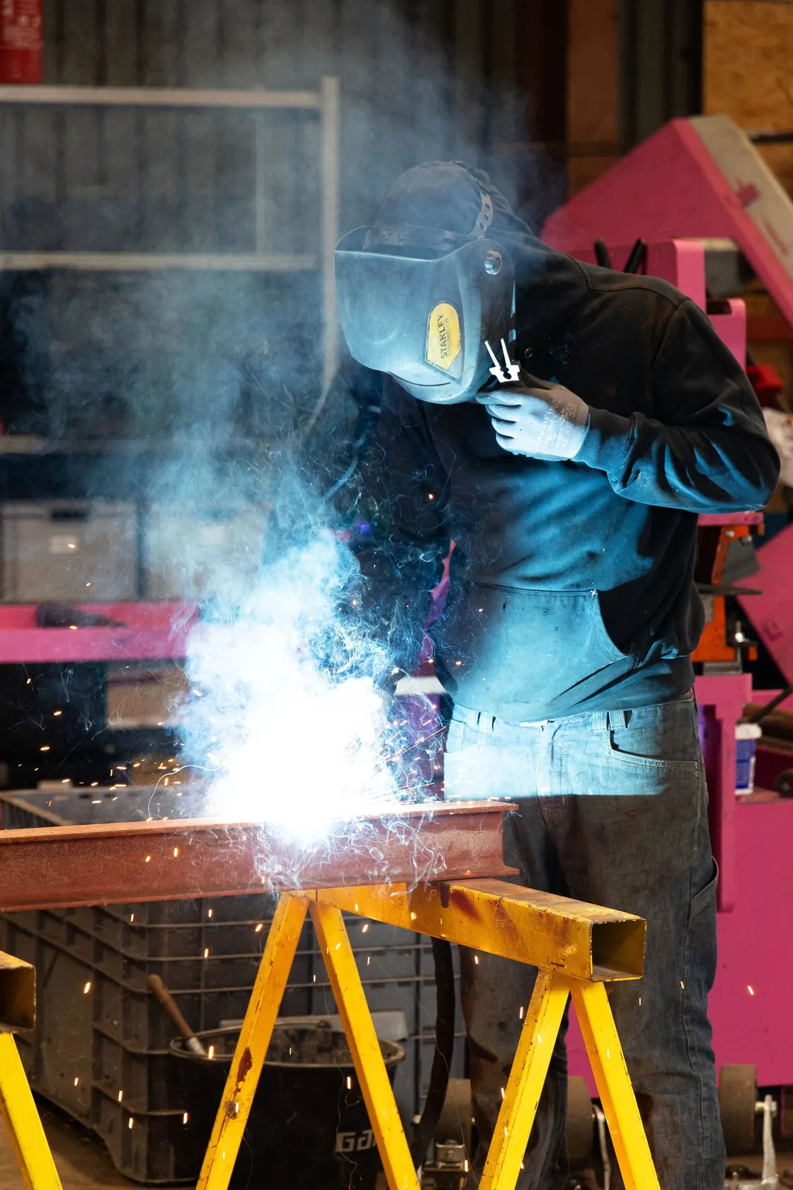 Lasser van Draagbalken.nl last een stalen portaal in de werkplaats
