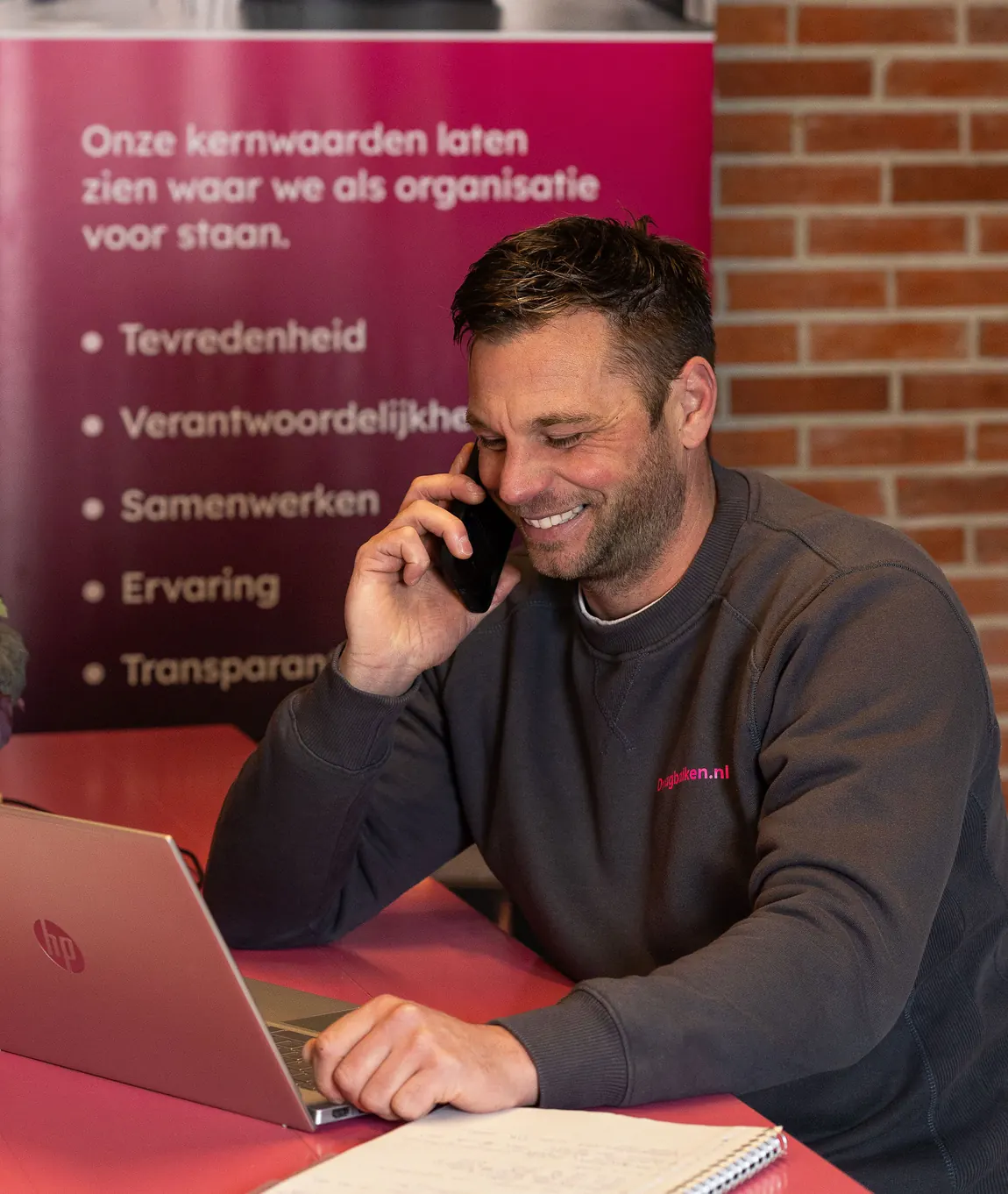 Michel Wit van Draagbalken.nl aan de telefoon