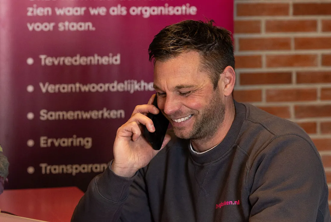 Michel Wit van Draagbalken.nl telefonisch in overleg over een offerte
