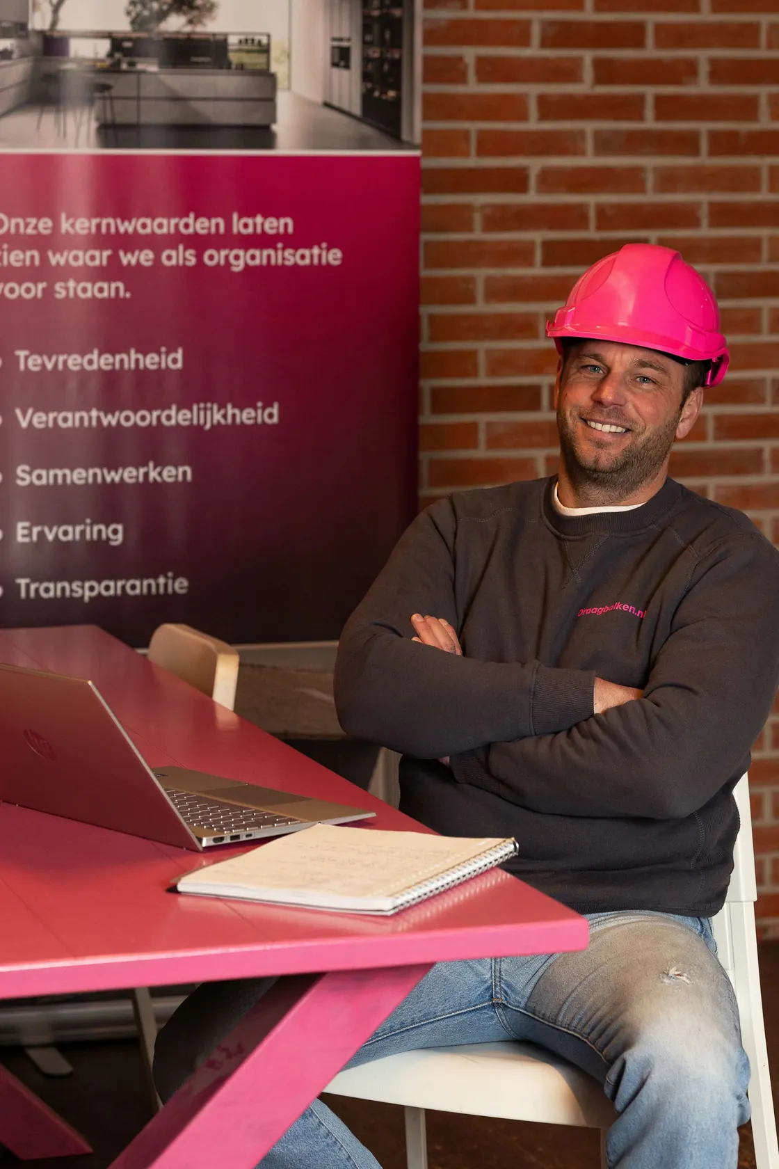 Michel Wit werkt op kantoor de maatvoering van een stalen portaal uit