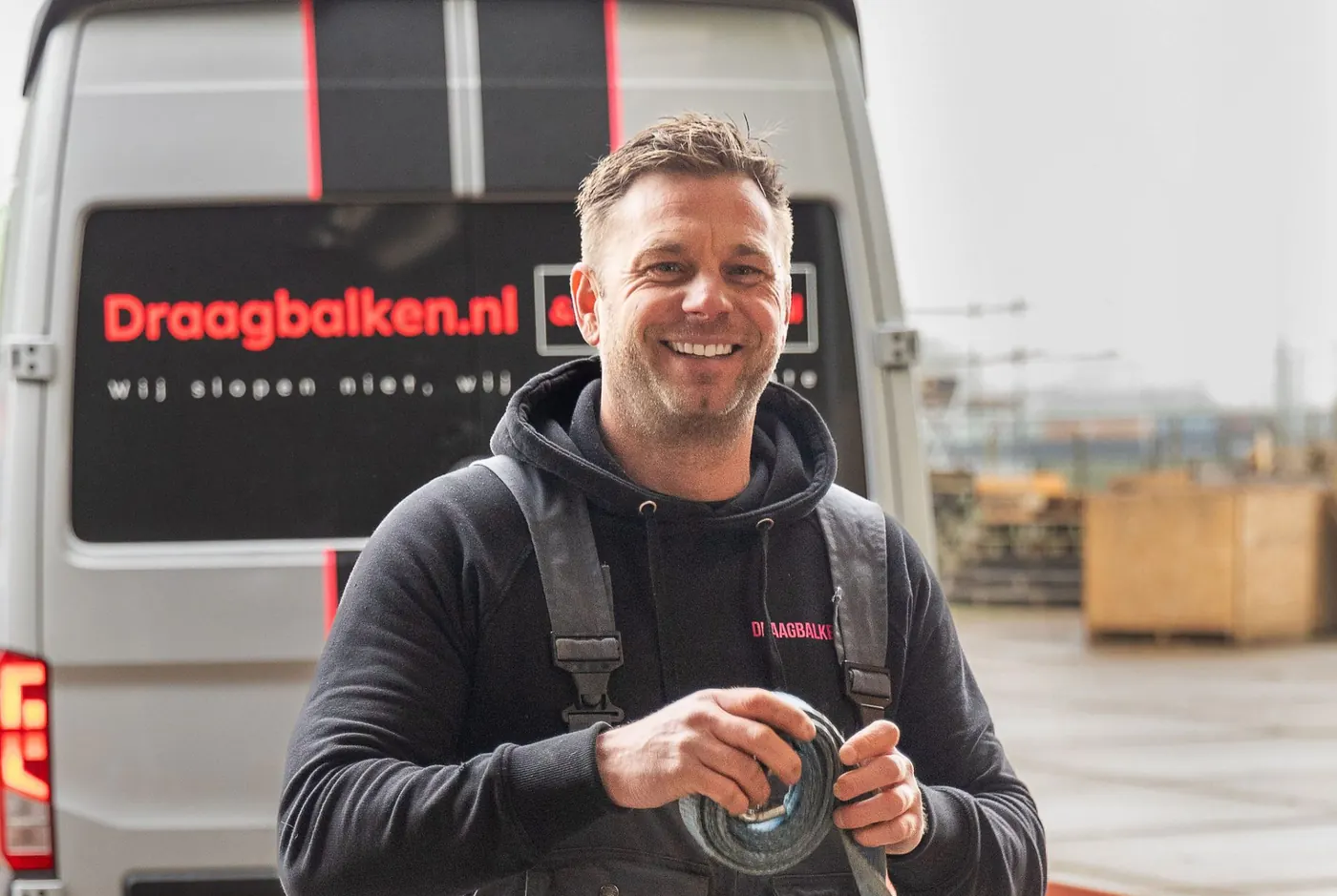 Michel Wit bij de bedrijfsbus van Draagbalken.nl