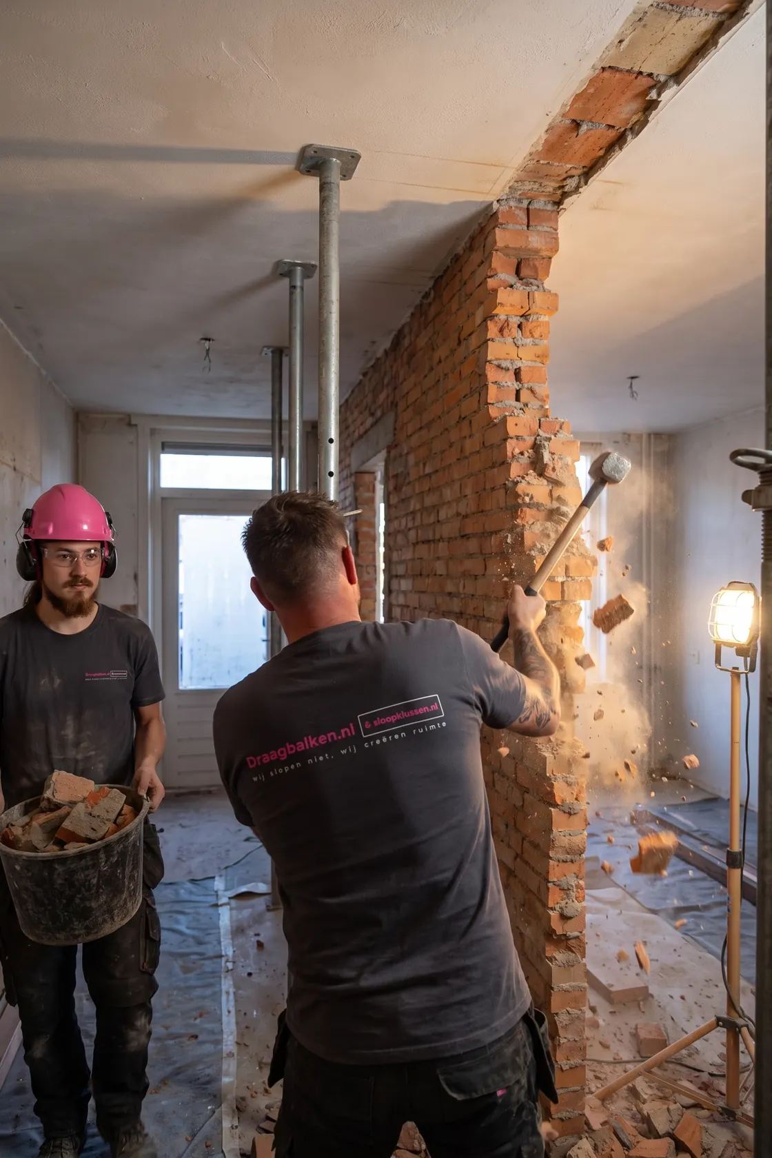 Medewerkers van Draagbalken.nl slopen een draagmuur die op stempels staat