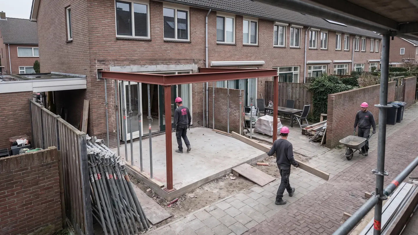 Prefab staalframe op de bouwplaats, met medewerkers van Draagbalken.nl met roze helmen