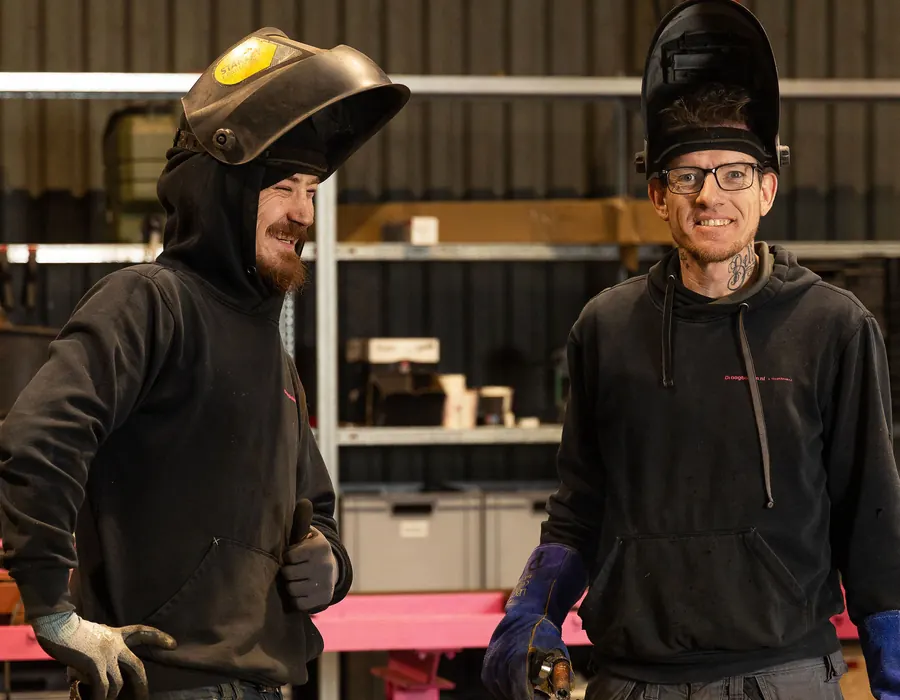 De lassers en staalwerkers van Draagbalken.nl in de werkplaats
