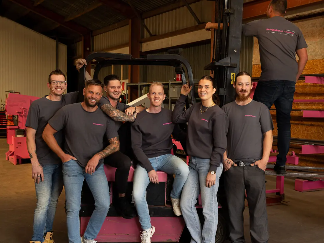 Het team van Draagbalken.nl in de loods in Nibbixwoud