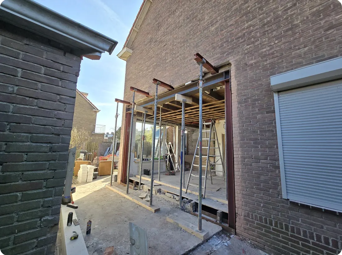 Achtergevel opengebroken met stalen frame voor een nieuwe uitbouw